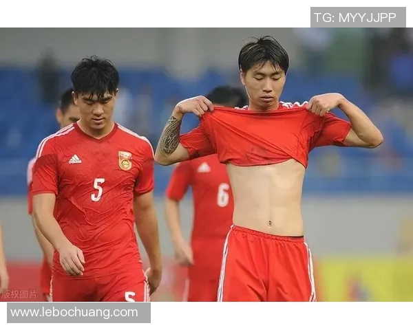 足球明星独特羽毛纹身背后的故事与意义探秘