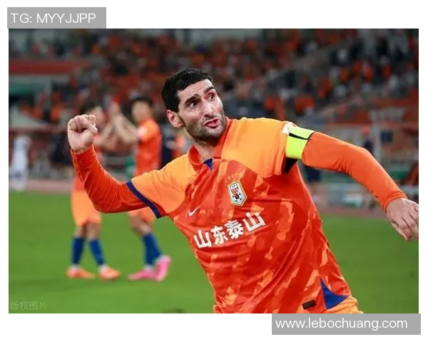 足球明星独特魅力展现断眉造型引发球迷热议与关注 足球明星独特魅力展现断眉造型引发球迷热议与关注